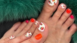 Маникюр и педикюр с покрытием гель-лаком в салоне красоты Kod Tela