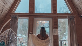 Проживание на берегу Красного озера на базе отдыха «Рай в шалаше»