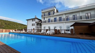 Отдых в Абраю-Дюрсо с посещением подогреваемого бассейна в отеле «Августин»