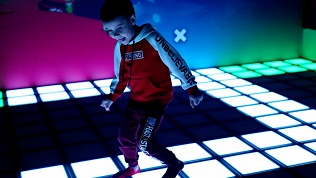 Игра на интерактивном полу «Пол — это лава» в клубе Real Victory