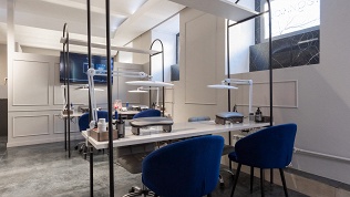 Маникюр и педикюр с покрытием гель-лаком в салоне красоты Moon Beauty