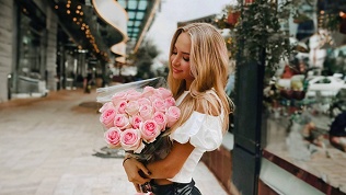 Букеты из роз, пионов, тюльпанов, гипсофил и гортензий