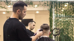 Мужская стрижка и оформление бороды в барбершопе «Мужская гармония»