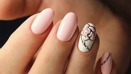 

Классический маникюр и педикюр с покрытием в салоне красоты Art Twins