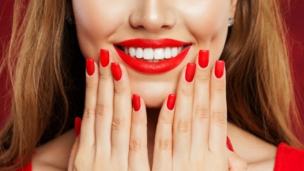

Маникюр и педикюр с покрытием в студии Beauty Bar Clever