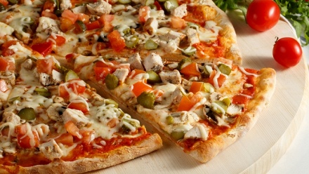 

Пицца с подарком от компании Pizza Rolly
