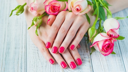 

Маникюр и педикюр с покрытием в студии красоты Cherry Beauty Club