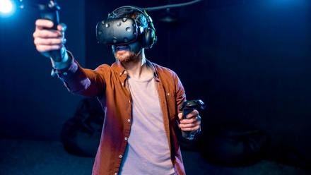 

Игра в шлеме HTC Vive в клубе виртуальной реальности «Экшн VR-Club»