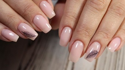 

Маникюр и педикюр с покрытием в студии красоты Beautylilab