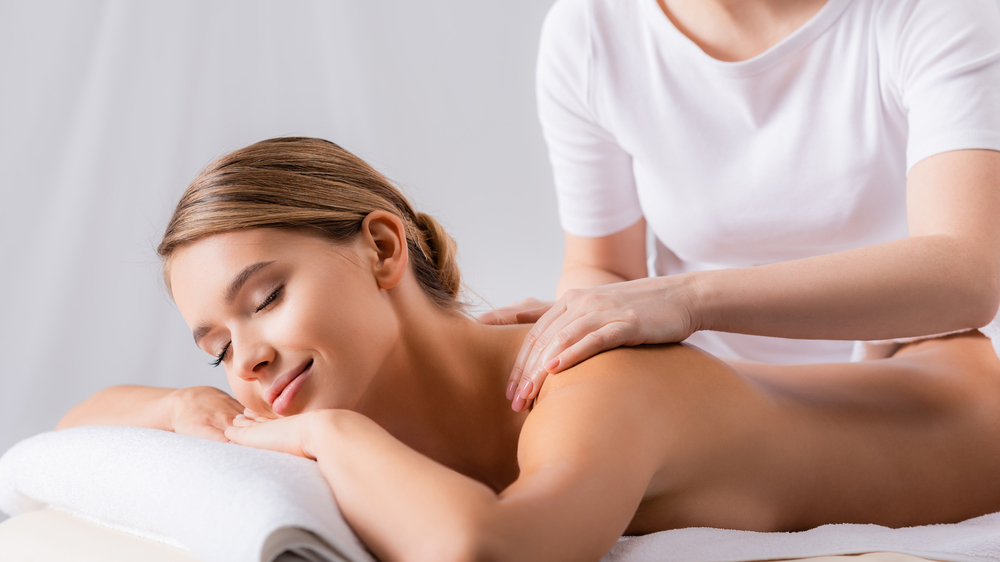 Массажист фото. Массаж баланс. Востребован ли массажист. Польза массажа. Ручной массаж.