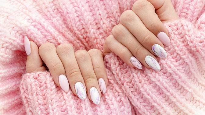 Маникюр и педикюр с покрытием гель-лаком в студии маникюра Marta Nail