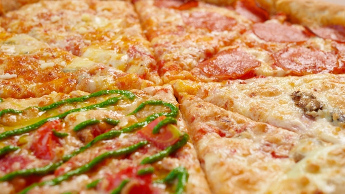 девушка с пиццей. мама пицца екатеринбург татищева 47а. пицца за 70000 тысяч долларов. пиццерия сицилия троицк челябинская область.