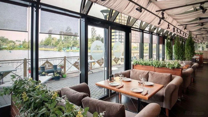 Меню и напитки в панорамном ресторане с видом на озеро «На поляне»