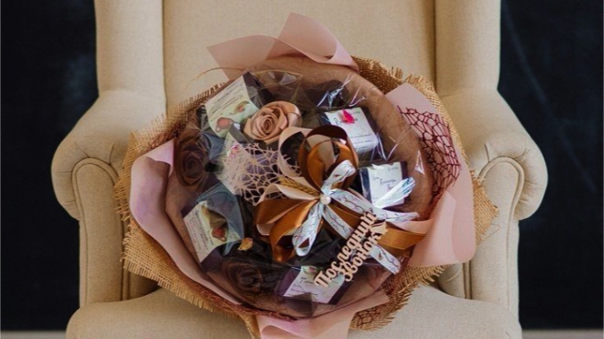 Оформление коробки чая цветами из конфет. Сладкая композиция своими руками.mp4