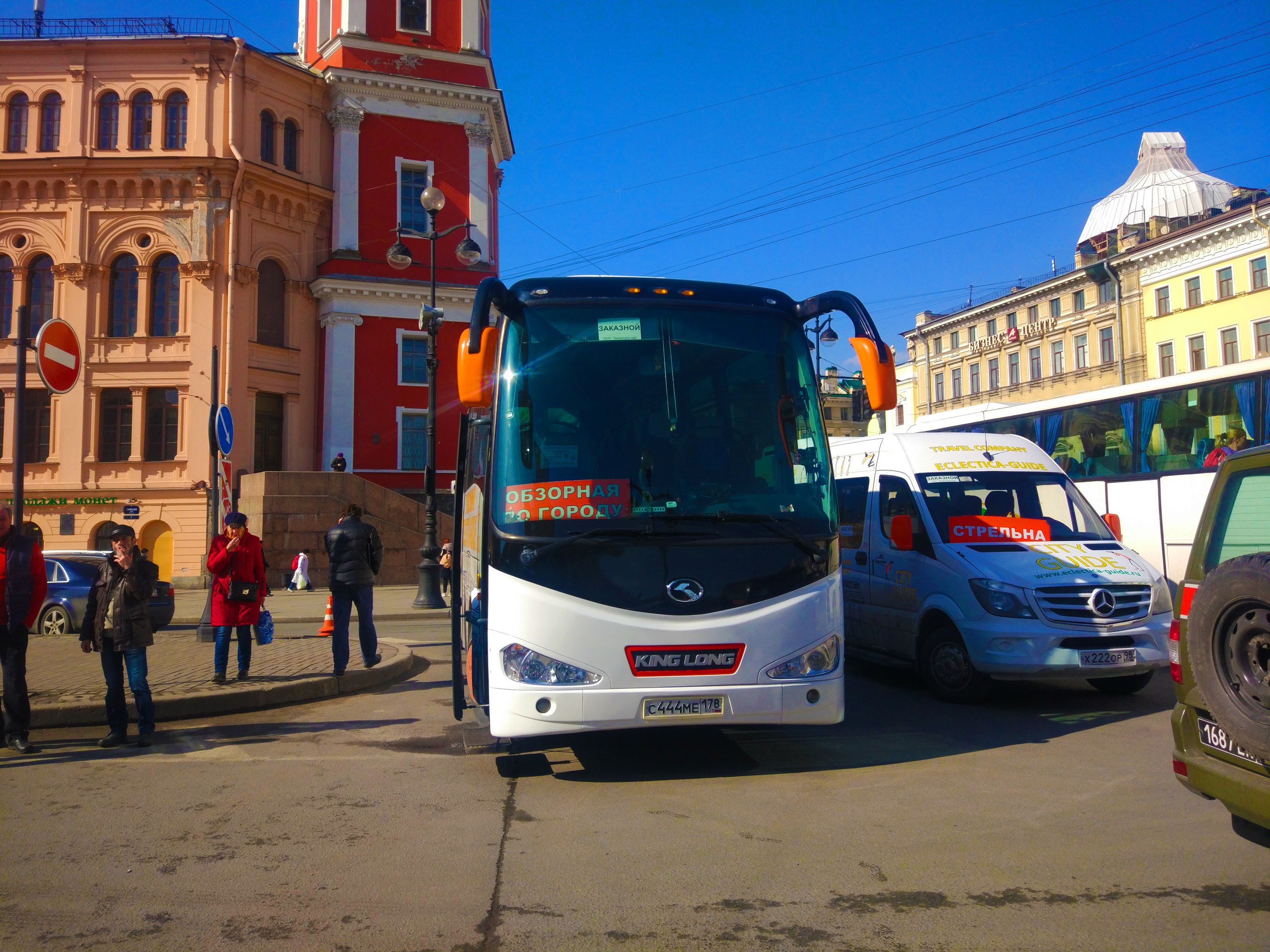 Автобус двор. Экскурсии в Санкт-Петербурге Эклектика гид. Эклектика гид Питер. Экскурсии Эклектика гид. Эклектика гид автобусы.