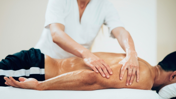 Bodybuilderin Taetowierte Schwarz Massage