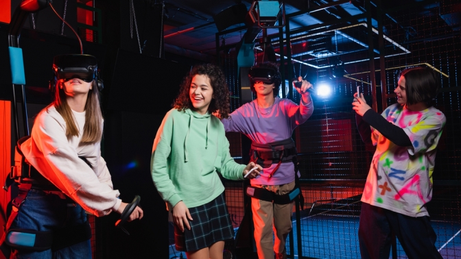 Игра в шлеме на VR-арене или на Sony PlayStation в клубе Zaga Game