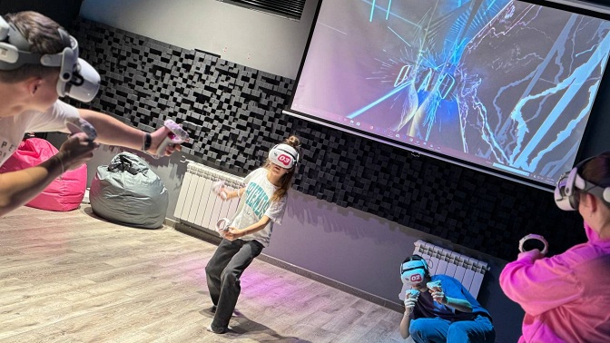 Игра в шлеме виртуальной реальности в центре «V/S Arena»