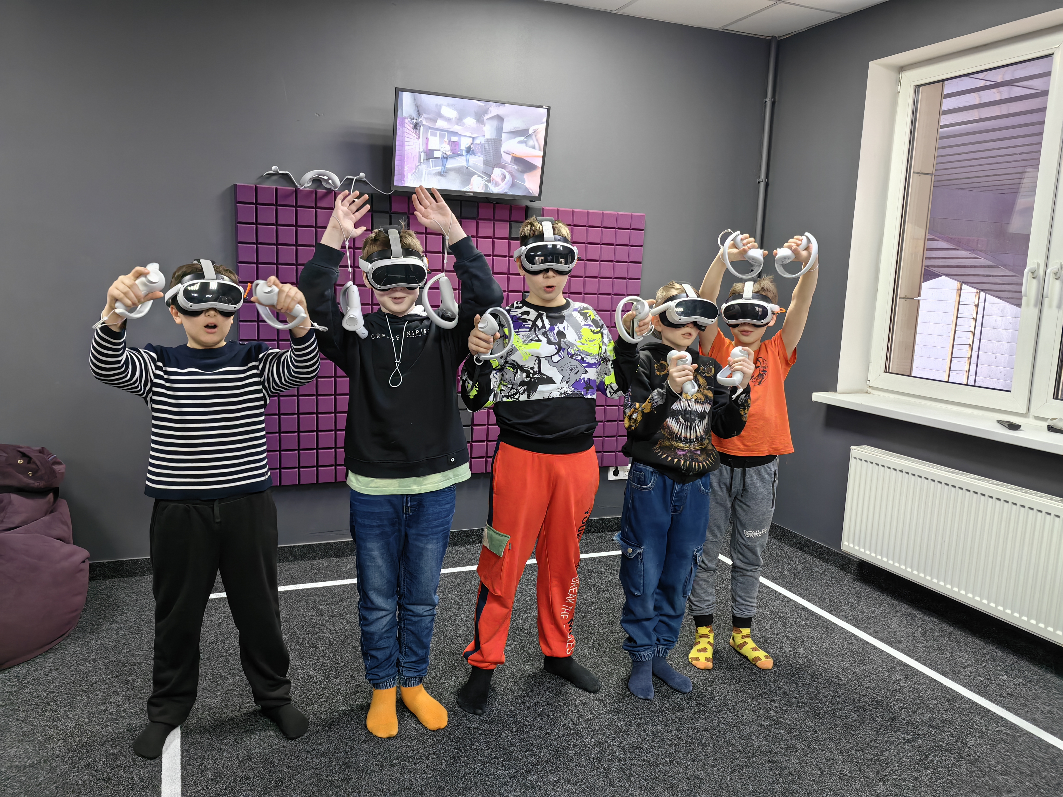 Погружение в виртуальную реальность в точке виртуальной реальности VR-Point