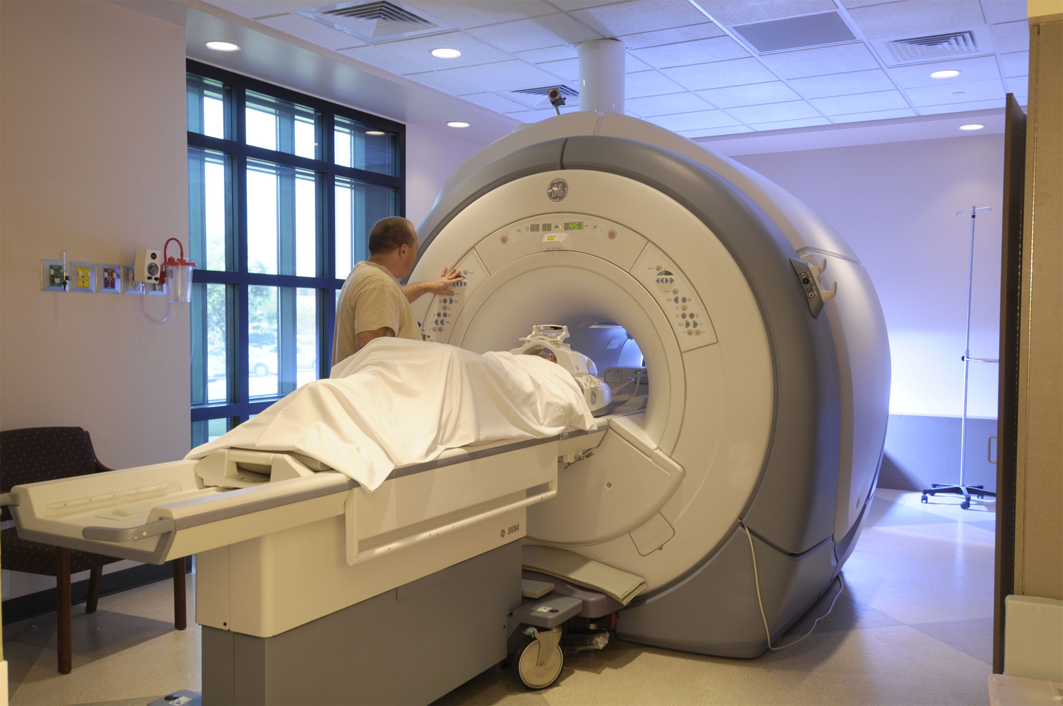 Магнитно резонансная томография как делают. Мрт томограф. Магнито-резонансный томограф. Магнито-резонансная томография (мрт)?. Что такое полуоткрытый мрт томограф.